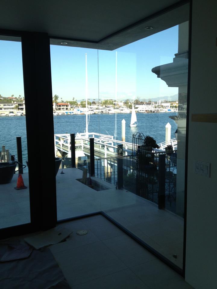 Lito-Island-Glass-Wall-2